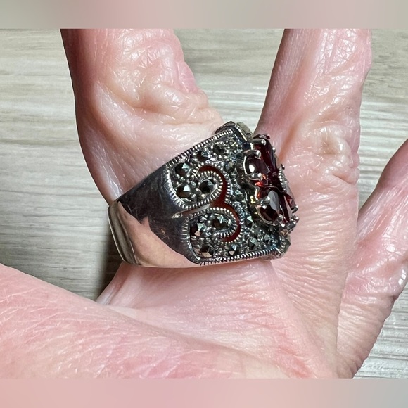 Vintage Designer CFJ Sterling Silver Garnet & Marcasite Flower Ring, Size 8 - Picture 10 of 11
